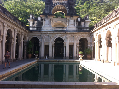 O pátio da piscina, atração da EAV, é o ponto de chegada obrigatório dos visitantes da escola / Foto: Camille Dornelles